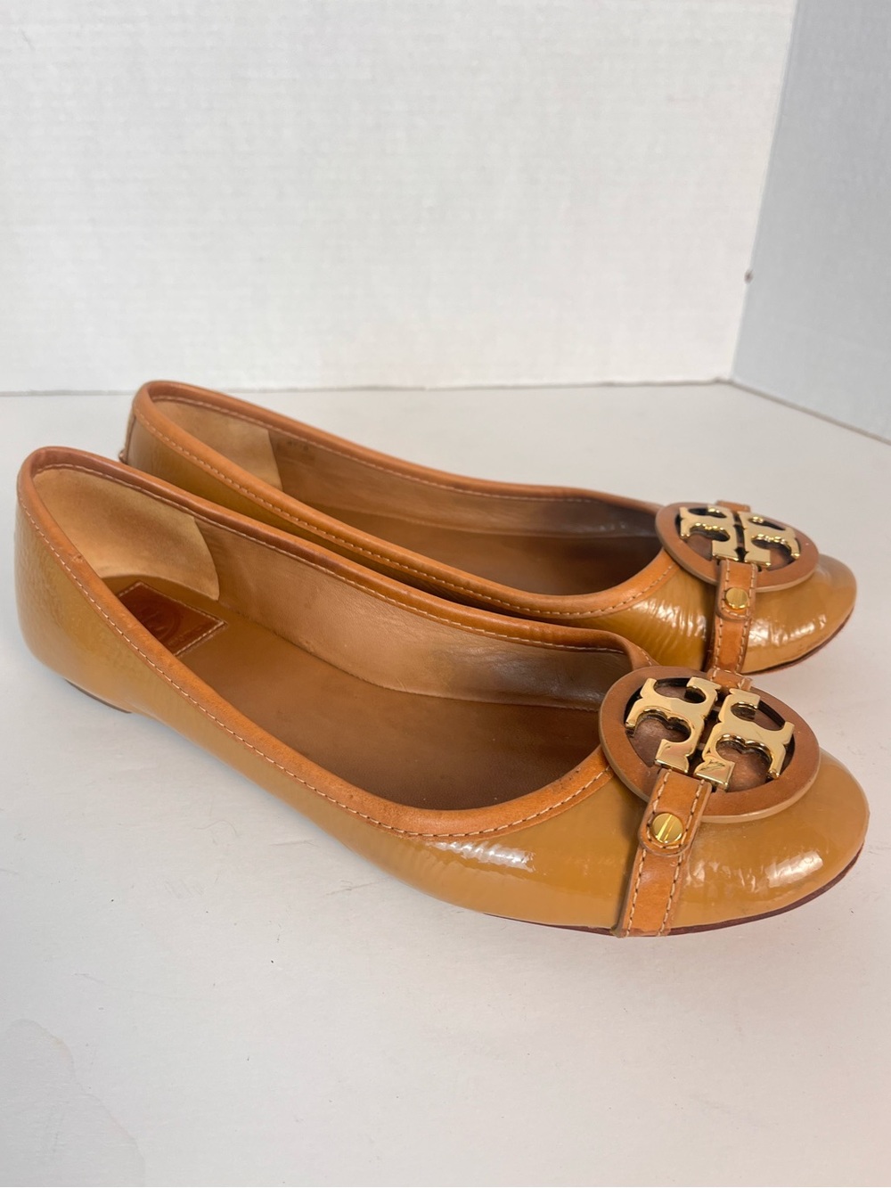 Tory Burch Patent Leather Ballet Flats Size 9.5 Brown Gold Logo Medallion Buckle